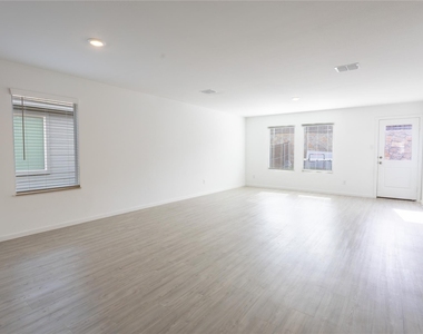 1307 Rodeo Circuit Way - Photo Thumbnail 6