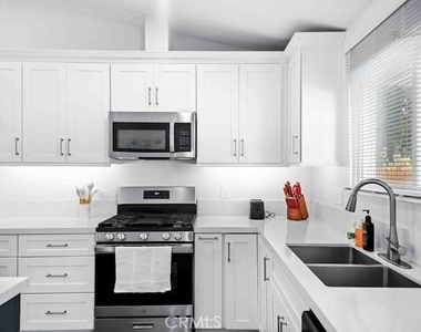 321 E Maple Street - Photo Thumbnail 8