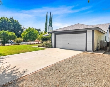 321 E Maple Street - Photo Thumbnail 2