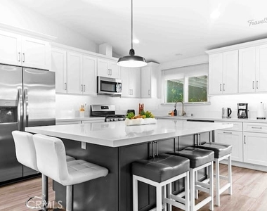 321 E Maple Street - Photo Thumbnail 7