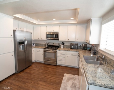 21535 Erwin Street - Photo Thumbnail 5