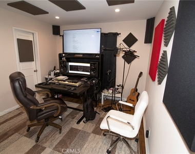 21535 Erwin Street - Photo Thumbnail 15