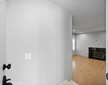 18328 Keswick Street - Photo Thumbnail 6