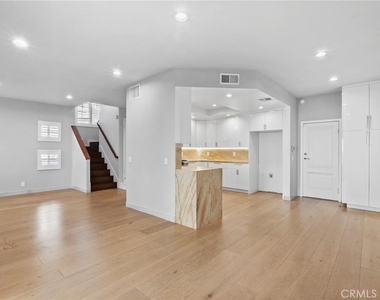 18328 Keswick Street - Photo Thumbnail 10