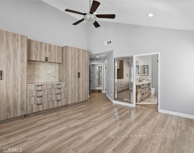 18328 Keswick Street - Photo Thumbnail 19