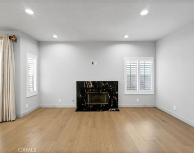 18328 Keswick Street - Photo Thumbnail 7