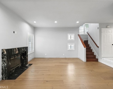 18328 Keswick Street - Photo Thumbnail 9
