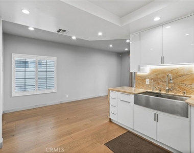 18328 Keswick Street - Photo Thumbnail 14