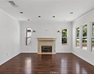 1353 Thompson Avenue - Photo Thumbnail 8