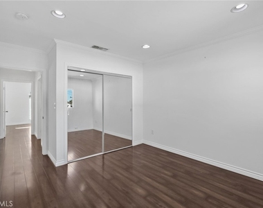1353 Thompson Avenue - Photo Thumbnail 17