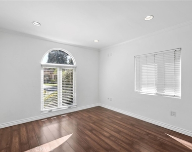 1353 Thompson Avenue - Photo Thumbnail 19