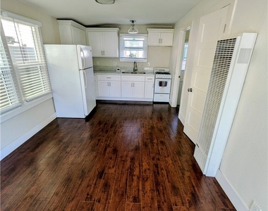 1517 E 1st Street - Photo Thumbnail 2