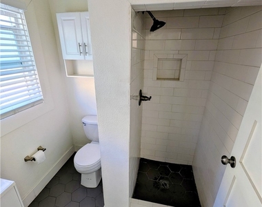 1517 E 1st Street - Photo Thumbnail 6