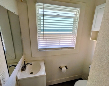 1517 E 1st Street - Photo Thumbnail 5
