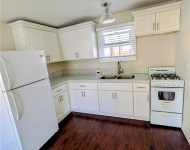 1517 E 1st Street - Photo Thumbnail 4