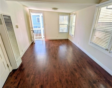 1517 E 1st Street - Photo Thumbnail 3