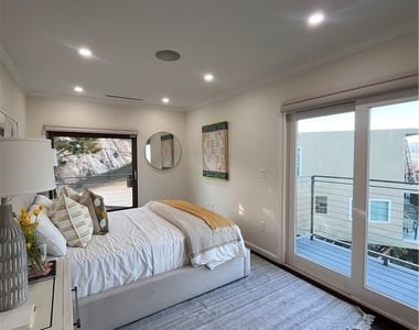 6960 Pacific View Drive - Photo Thumbnail 19