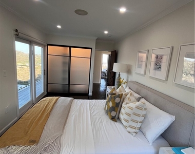 6960 Pacific View Drive - Photo Thumbnail 18