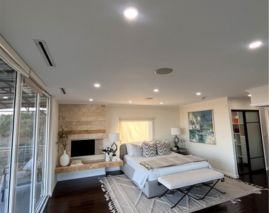 6960 Pacific View Drive - Photo Thumbnail 5