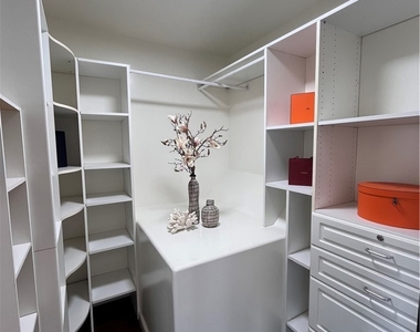 6960 Pacific View Drive - Photo Thumbnail 23
