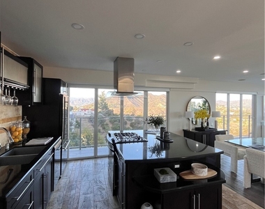 6960 Pacific View Drive - Photo Thumbnail 7