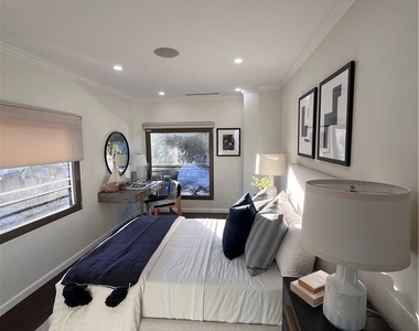 6960 Pacific View Drive - Photo Thumbnail 16