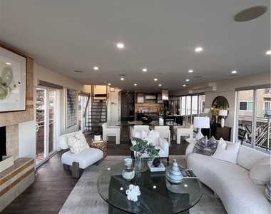 6960 Pacific View Drive - Photo Thumbnail 9
