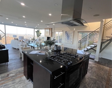 6960 Pacific View Drive - Photo Thumbnail 12
