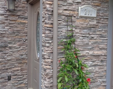 211 7th Street - Photo Thumbnail 4