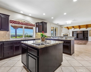 3676 Alta Vista - Photo Thumbnail 15