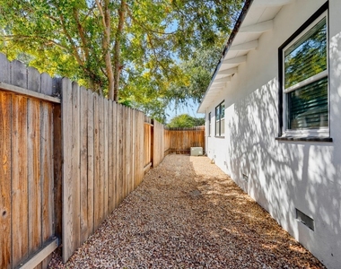 404 N Diana Place - Photo Thumbnail 23