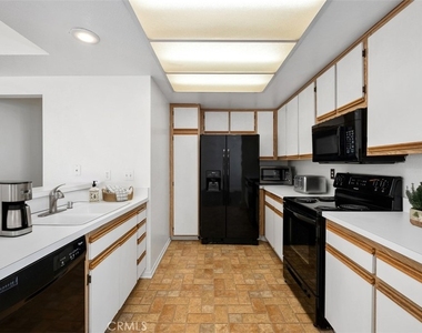 63 Huntington - Photo Thumbnail 12