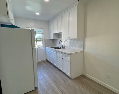 1312 1/2 W Valencia Drive - Photo Thumbnail 6