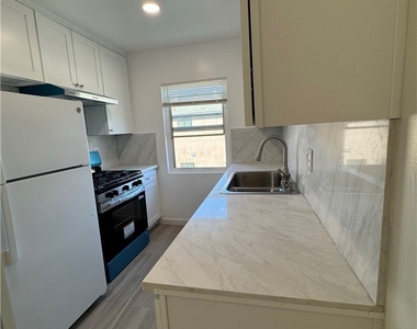 1312 1/2 W Valencia Drive - Photo Thumbnail 5