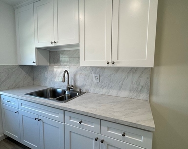 1312 1/2 W Valencia Drive - Photo Thumbnail 4