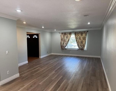 720 W 9th Street - Photo Thumbnail 12