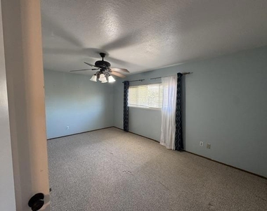 720 W 9th Street - Photo Thumbnail 22
