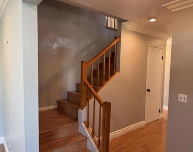 720 W 9th Street - Photo Thumbnail 3