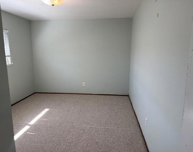 720 W 9th Street - Photo Thumbnail 27
