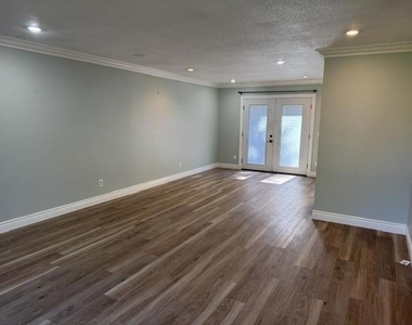 720 W 9th Street - Photo Thumbnail 11