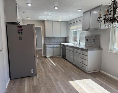 720 W 9th Street - Photo Thumbnail 13