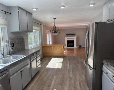 720 W 9th Street - Photo Thumbnail 17