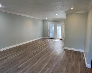 720 W 9th Street - Photo Thumbnail 10
