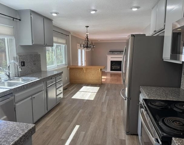 720 W 9th Street - Photo Thumbnail 2