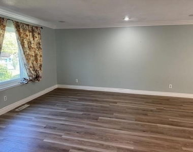 720 W 9th Street - Photo Thumbnail 9