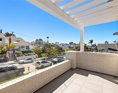 715 Poinsettia - Photo Thumbnail 20