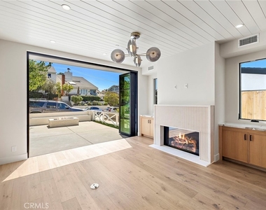 715 Poinsettia - Photo Thumbnail 5