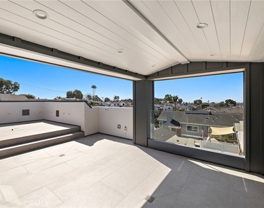 715 Poinsettia - Photo Thumbnail 23