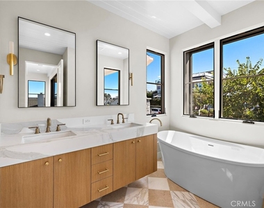 715 Poinsettia - Photo Thumbnail 19