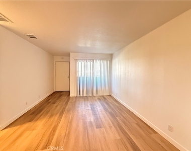 470 N Villa Court - Photo Thumbnail 3